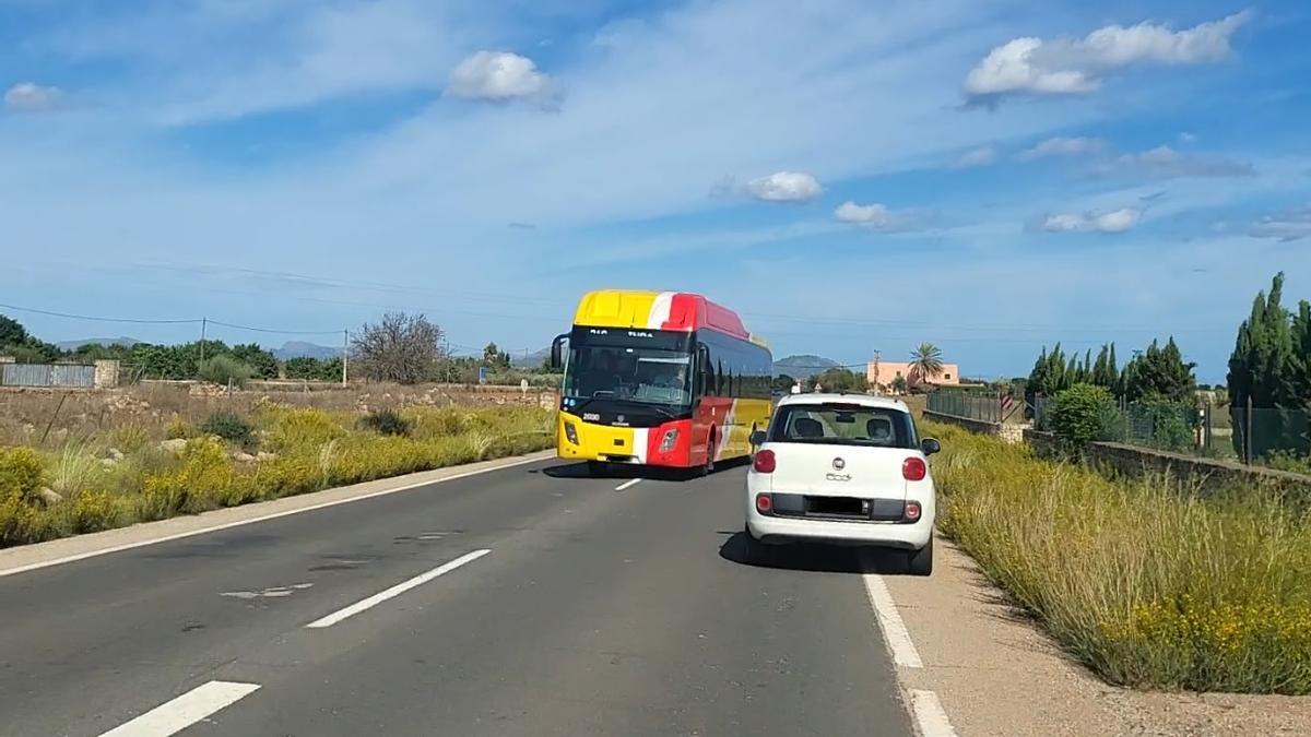 El peligroso adelantamiento del autobús de TIB en Mallorca, que puso en peligro al resto de usuarios.