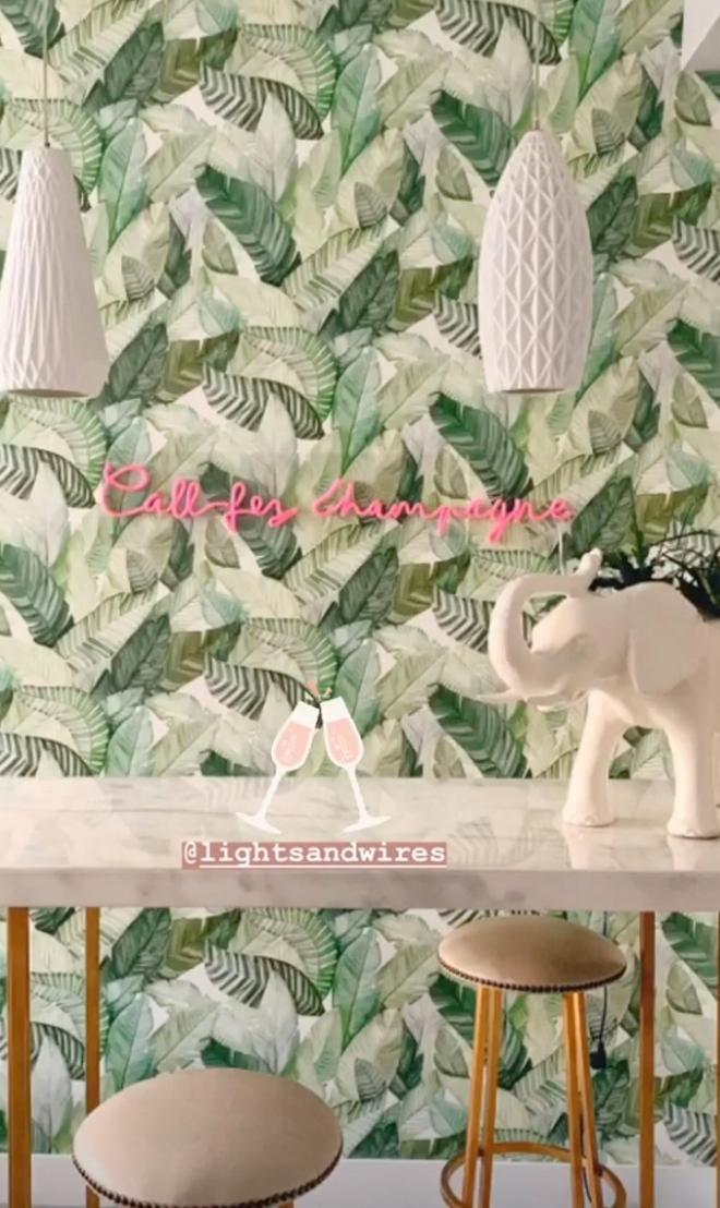 La cocina de Paula Ordovás también tiene un neón de color rosa