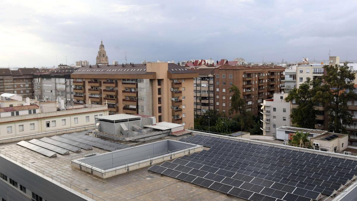 Placas solares en una de las cubiertas del Hospital Reina Sofía de Murcia, uno de los primeros centros sanitarios donde se instalaron.