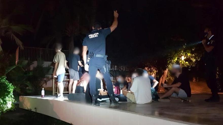 Imagen realizada por la Policía Local de Elche al disipar un botellón