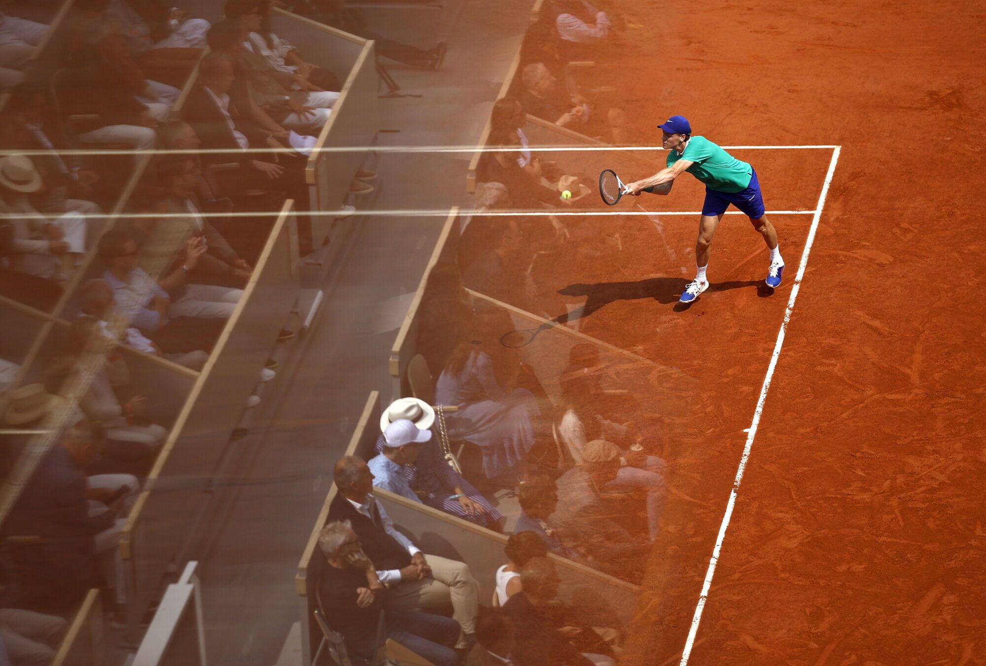 PARIS (France), 08/06/2025.- Jannik Sinner of Italy in action with a reflection during his Men's final match against Carlos Alcaraz of Spain at the French Open Grand Slam tennis tournament at Roland Garros in Paris, France, 08 June 2025. (Tenis, Abierto, Francia, Italia, España) EFE/EPA/YOAN VALAT