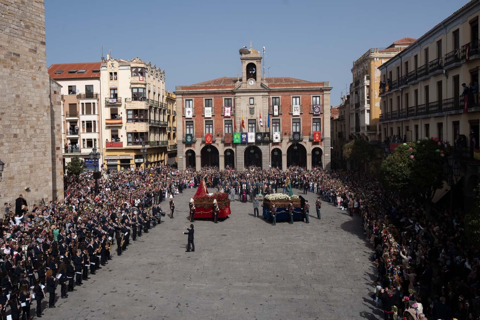 GALERÍA | Así ha sido el encuentro de Jesús Resucitado y su madre en la Plaza Mayor