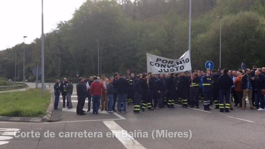 Corte de carretera de los trabajadores de Thyssenkrup en Baiña