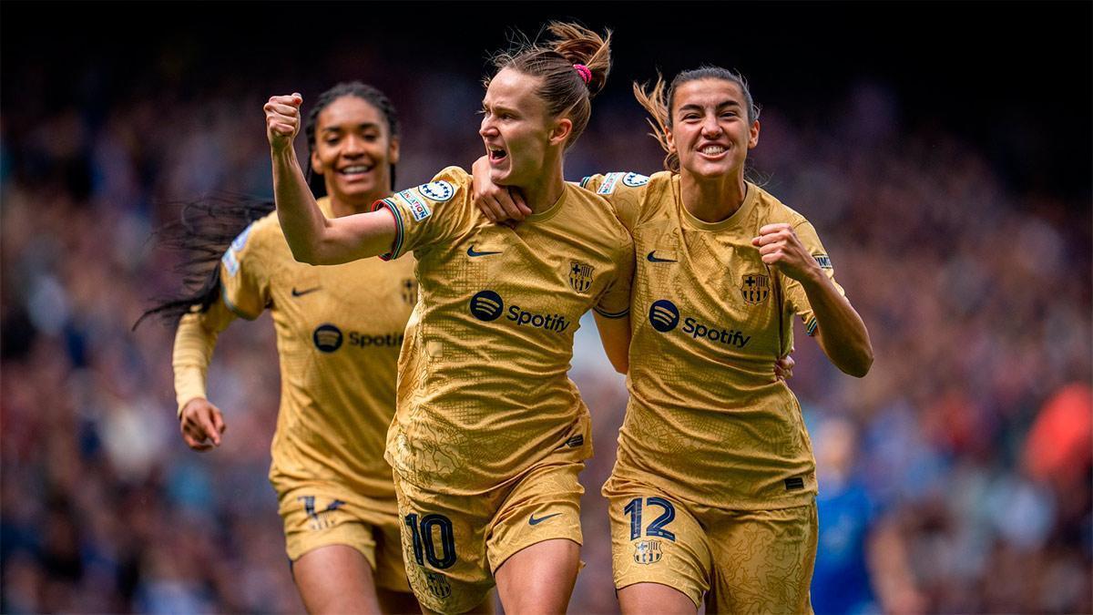 Caroline Graham celebra con Patri Guijarro y Salma Paralluelo su gol en Stamford Bridge (2023)