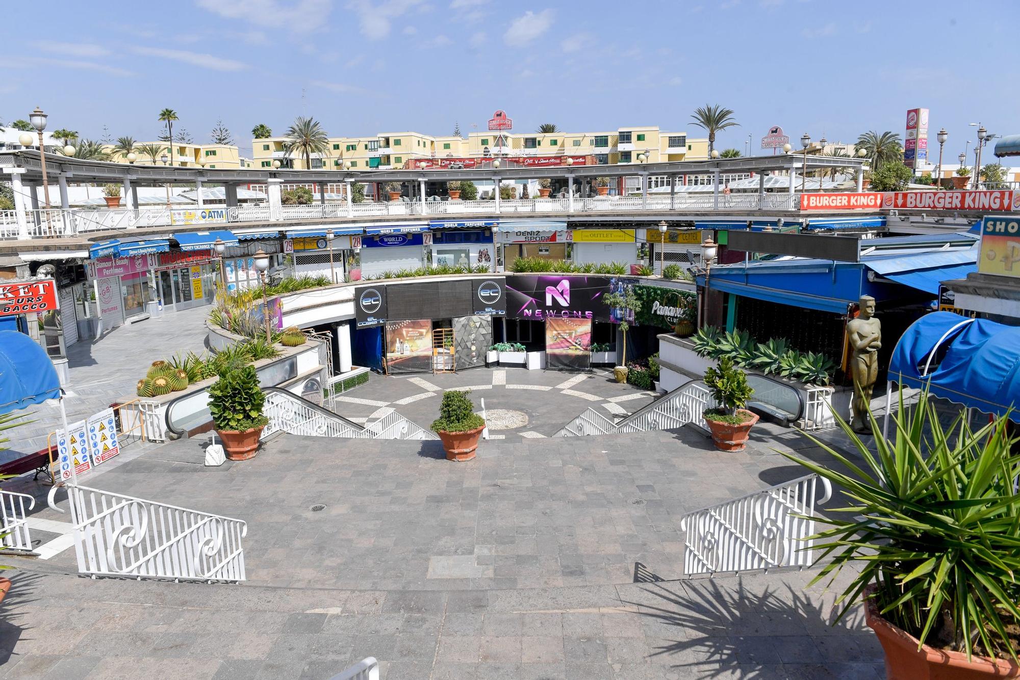 Imagen de archivo del precinto municipal al centro comercial Plaza de Playa del Inglés, que aún permanece cerrado.