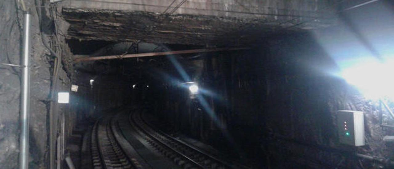 Imagen que muestra en la esquina superior izquierda la barra metálica que cayó sobre la catenaria interrumpiendo el servicio.  Foto: FGV.