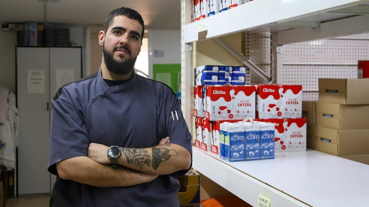 Jesús Álvarez, cocinero del comedor San Vicente de Paul, junto a una de las estanterías con pocas provisiones.