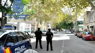 Un adolescente acosaba a dos menores y tiró sus mesas por la ventana del instituto en Palma