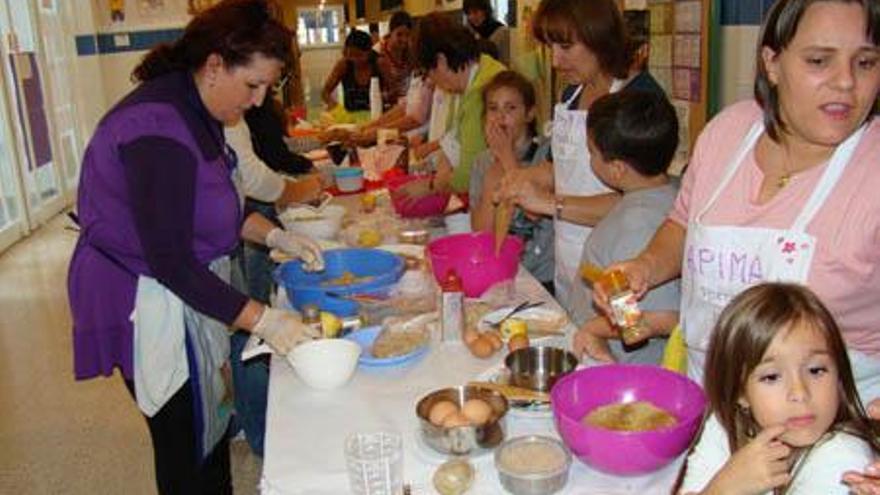 Padres y alumnos elaboran el sabroso dulce.