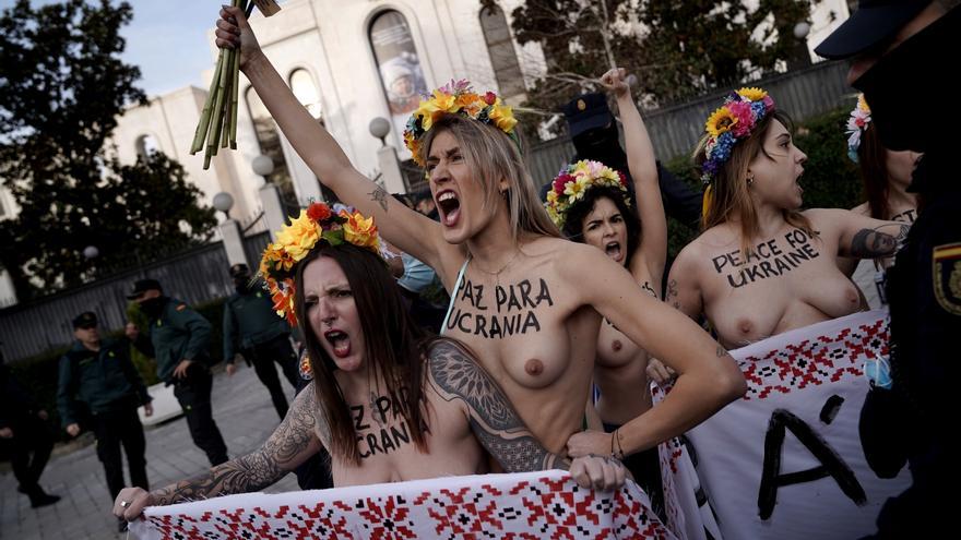 Activistas de Femen protestan contra la guerra ante la embajada rusa en Madrid