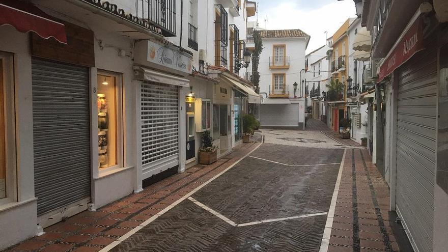 Comercios cerrados en una de las calles del Casco Antiguo de Marbella.