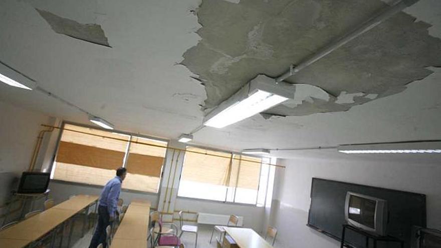 El techo se cae a pedazos por la humedad en una de las aulas del Instituto Las Lomas.