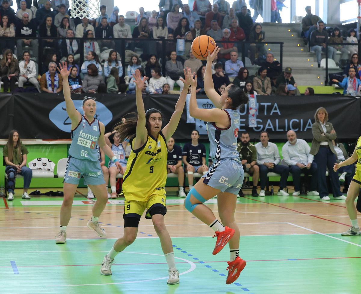 Salinas lanza durante un partido en Navia.