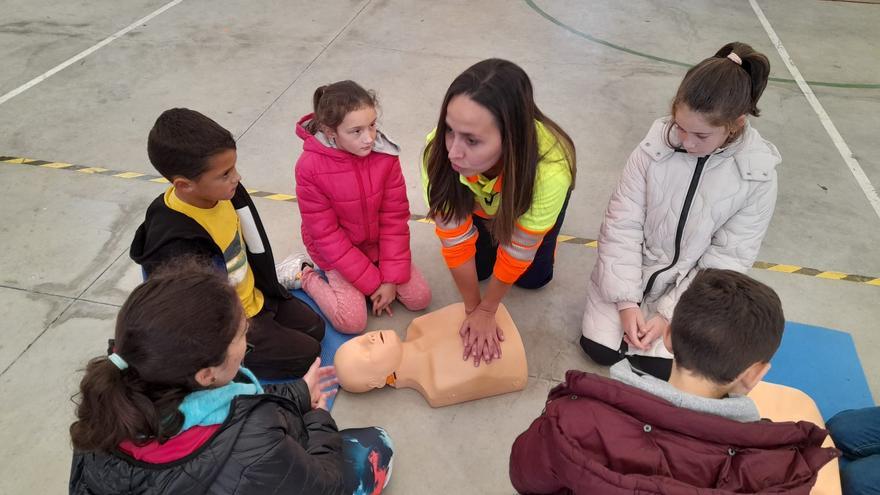 En imágenes: Los escolares de los Oscos aprenden a reanimar