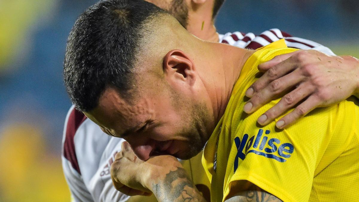 Vitolo recibe el consuelo de un rival del Albacete Balompié, tras resentirse de sus problemas musculares.