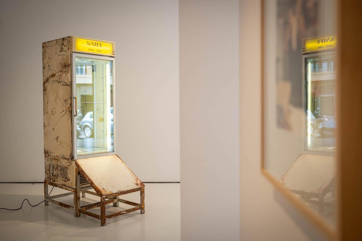 La nevera es una de las piezas centrales de ‘Knife’, tanto hace 50 años como en la actualidad.