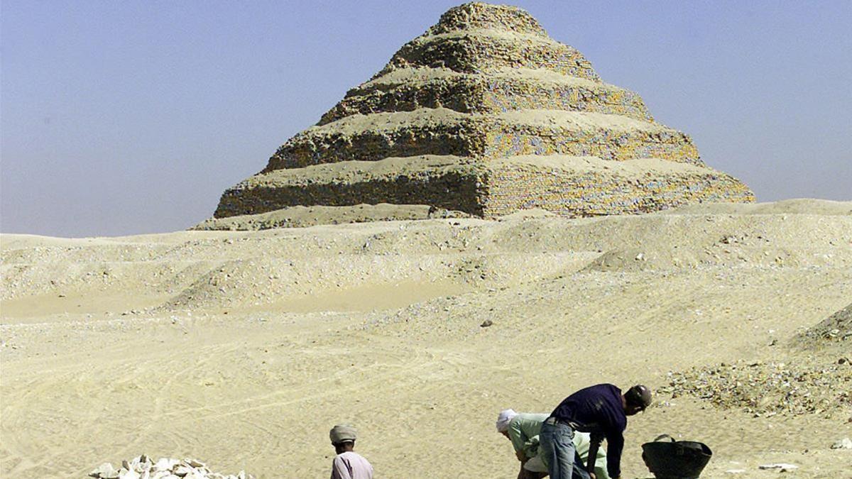 Egyptian antiquities workers unearth a newly discovered tomb near the Sakkara pyramids November 6  2001  Archaeologists have discovered the oldest ancient Egyptian tomb belonging to a doctor in Sakkara near Cairo  which will give scholars an insight on ancient medical advances     REUTERS Aladin Abdel Naby