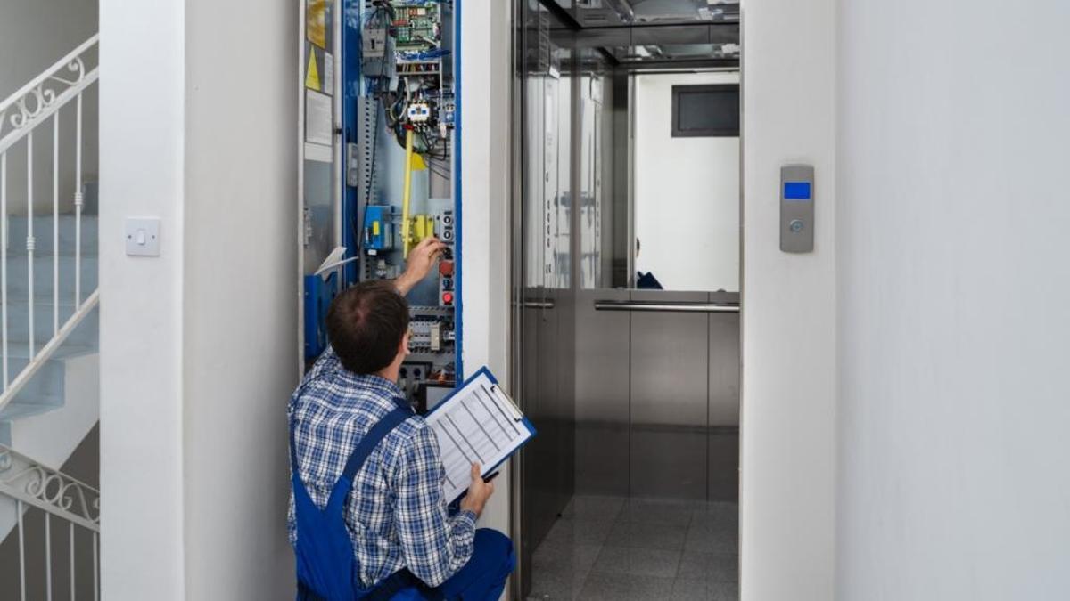 Un operario revisa la maquinaria de un ascensor. La Comunidad de Madrid invierte 52 millones de euros para instalar nuevos ascensores en edificios residenciales COMUNIDAD DE MADRID (Foto de ARCHIVO) 25/2/2024 / La Comunidad de Madrid invierte 52 millones de euros para instalar nuevos ascensores en edificios residenciales;COMUNIDAD DE MADRID
