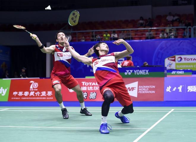 Takeshi Kamura (R), de Japón, y Keigo Sonoda (L) obtuvieron una devolución contra Kittinupong Kedren y Nipitphon Phuangphuapet de Tailandia durante el partido de dobles masculino de los campeonatos mundiales de bádminton de la Copa Sudirman 2019 en