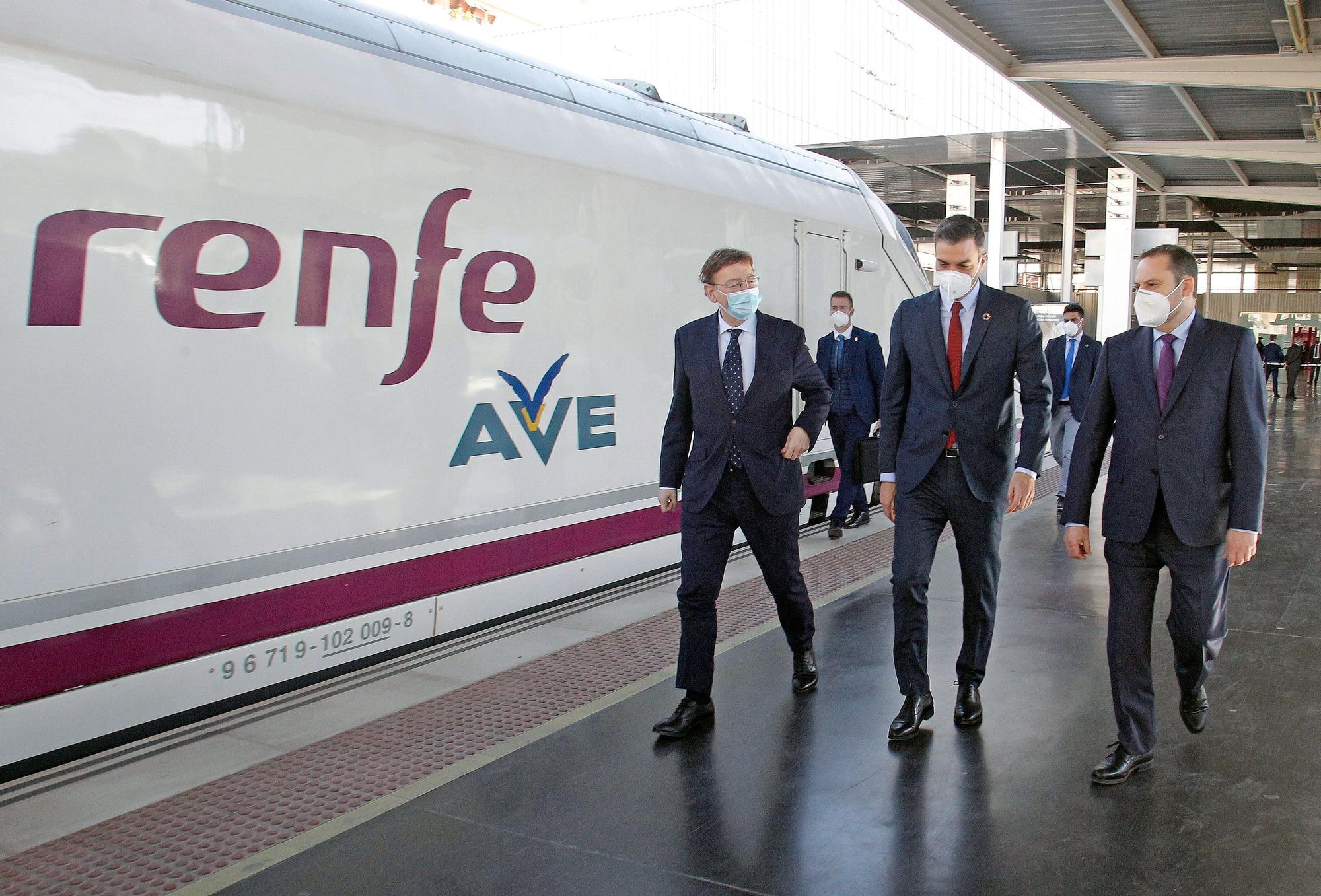 El presidente del Gobierno, Pedro Sánchez (c) junto al presidente de la Generalitat Valenciana, Ximo Puig (i) y al Ministro de Fomento, Jose Luis Ábalos, en la inauguración del servicio comercial de la nueva línea de tren de alta velocidad (AVE) entre Madrid, Elche y Orihuela (Alicante), en febrero de 2021.