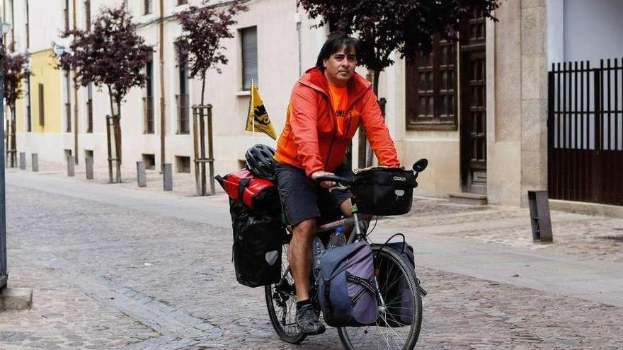 Yuguero, con su bicicleta altruista por el casco histórico de la capital zamorana.