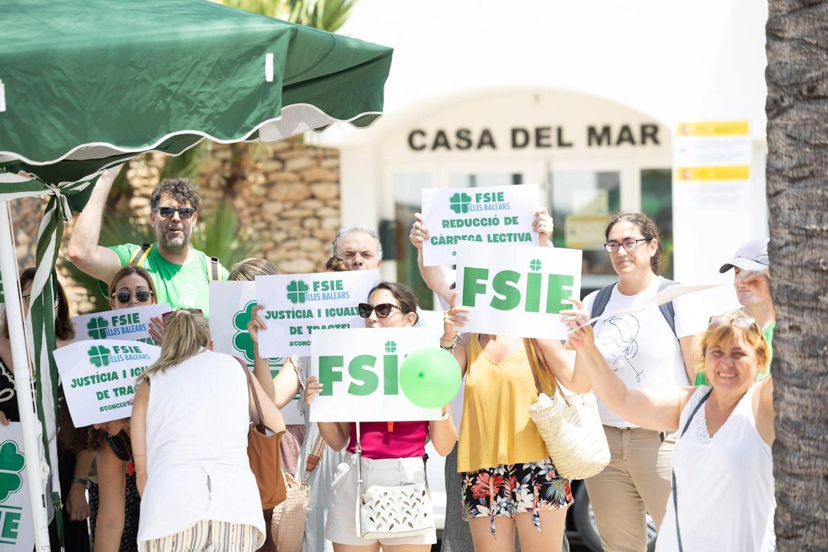 La protesta tuvo lugar frente a la subdelegación de Gobierno, en Vila