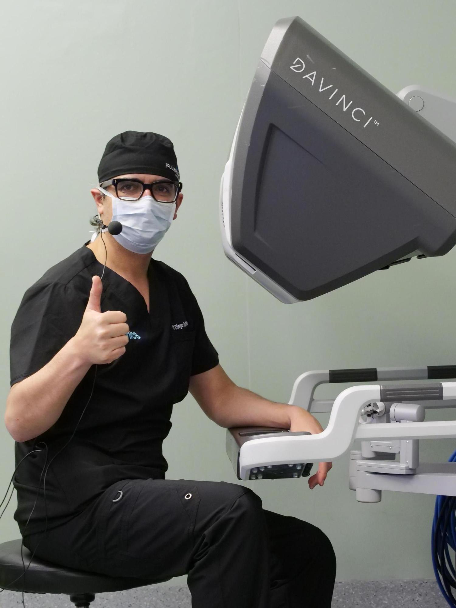 El médico ha aplicado su procedimiento pionero de videocirugía al robot Da Vinci