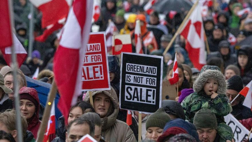 Miles de groelandeses se manifiestan en Nuuk contra los planes de Trump