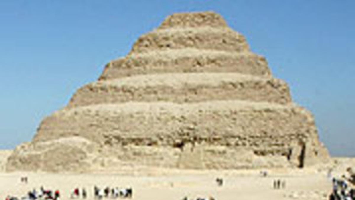 Un grupo de turistas visita la pirámide de Saqqara.