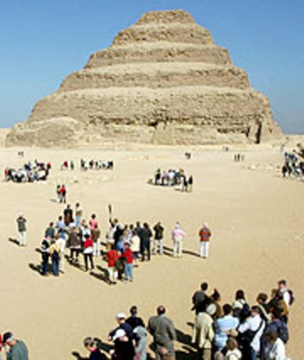 Un grup de turistes visiten la piràmide de Sakkara.