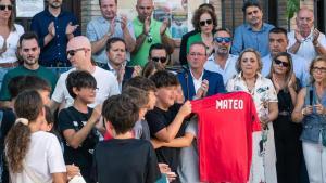 Amigos de Mateo muestran una camiseta con su nombre durante el minuto de silencio que se guardó en Mocejón.