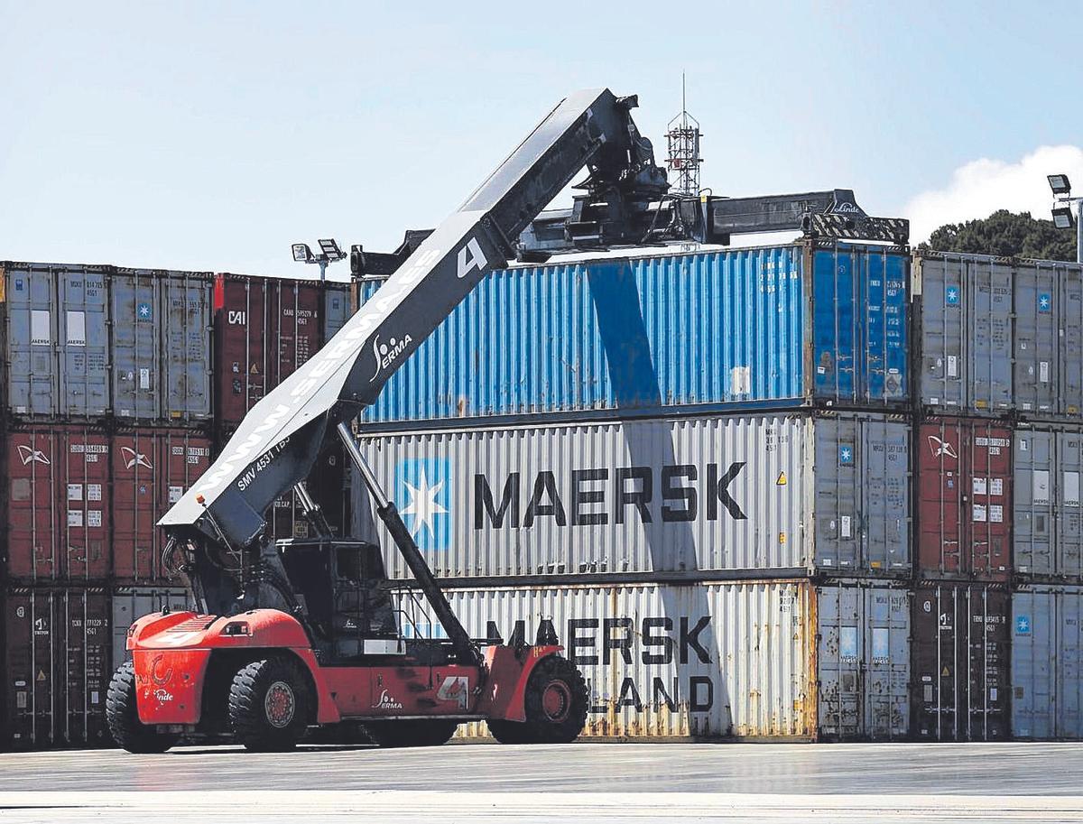 Movimiento de contenedores en la Terminal Marítima de Zaragoza (TMZ), uno de los principales puntos de entrada y salida de mercancías en Aragón.