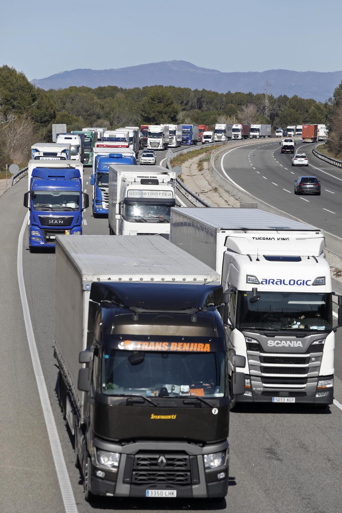 Cues quilomètriques a l'AP-7 a Garrigàs per un nou control policial