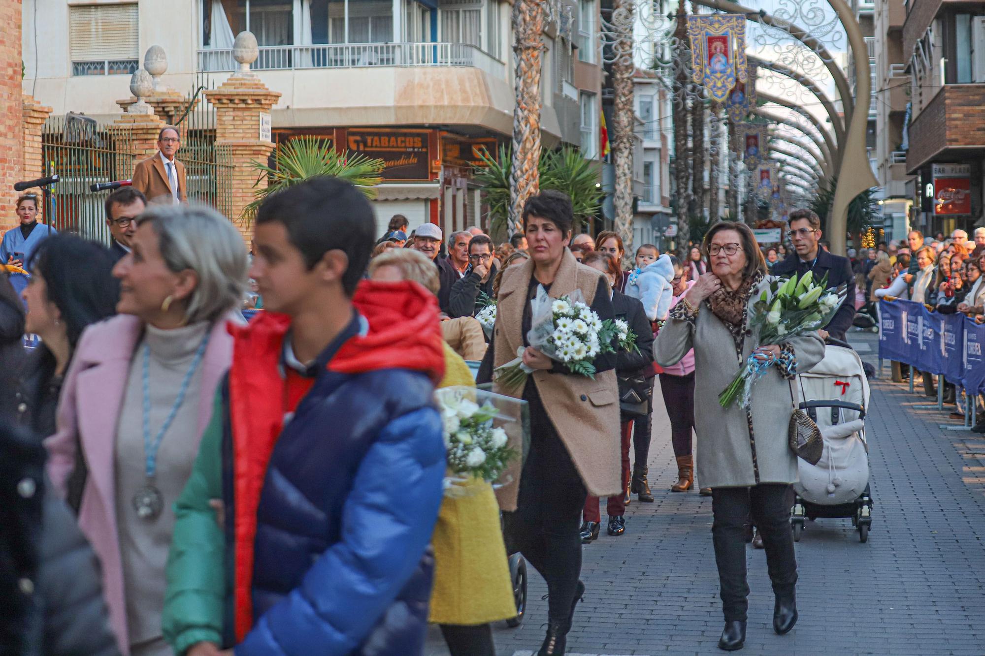 Más de 70 entidades y asociaciones participan en la multitudinaria ofrenda a la patrona que vistió de flores la fachada de iglesia de la Inmaculada Concepción