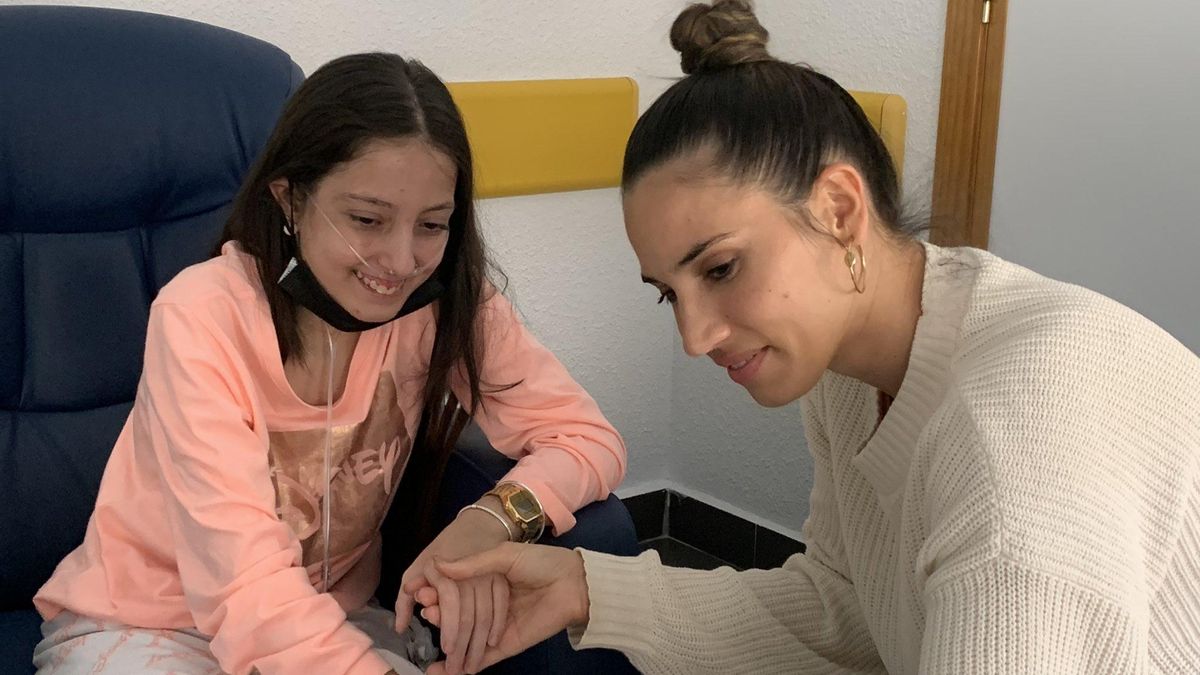 La cantante India Martínez, con Manuela, fan suya, a la que ha ido a visitar al Reina Sofía.