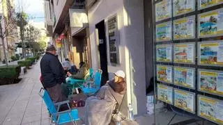 La crisis de la vivienda: Jóvenes de Alzira guardan cola tres días y tres noches para asegurarse un piso asequible