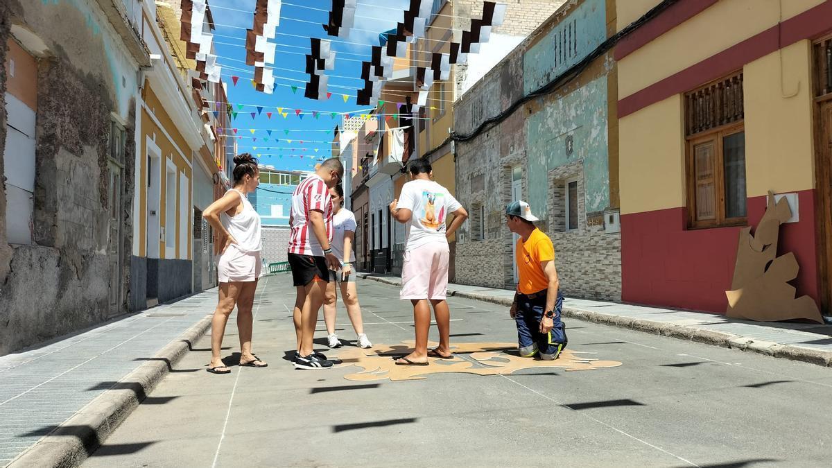 Rosa, Juanma, Noelia, Javier y el joven Marco, vecinos de La Isleta, diseñando su alfombra en la calle Menceyes.