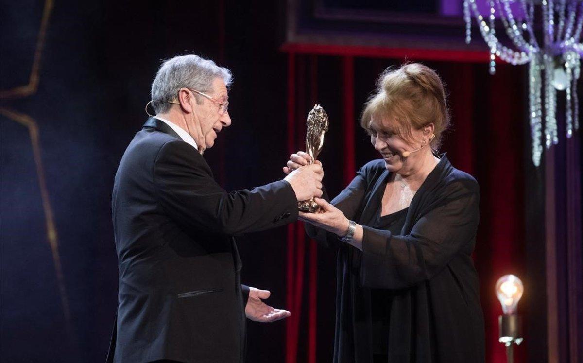 Joan Pera recibe el Gaudí d’Honor de manos de la actriz Mercedes Sampietro.