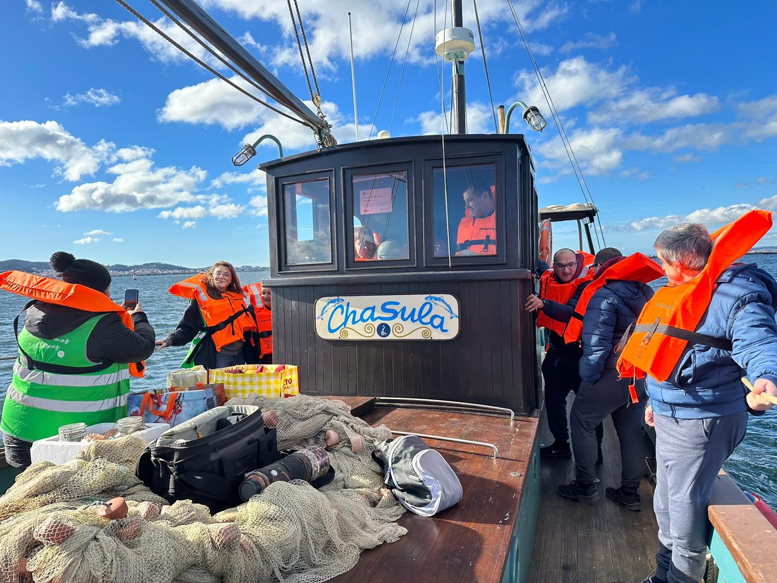 Asistentes a las actividades a bordo del "Chasula".