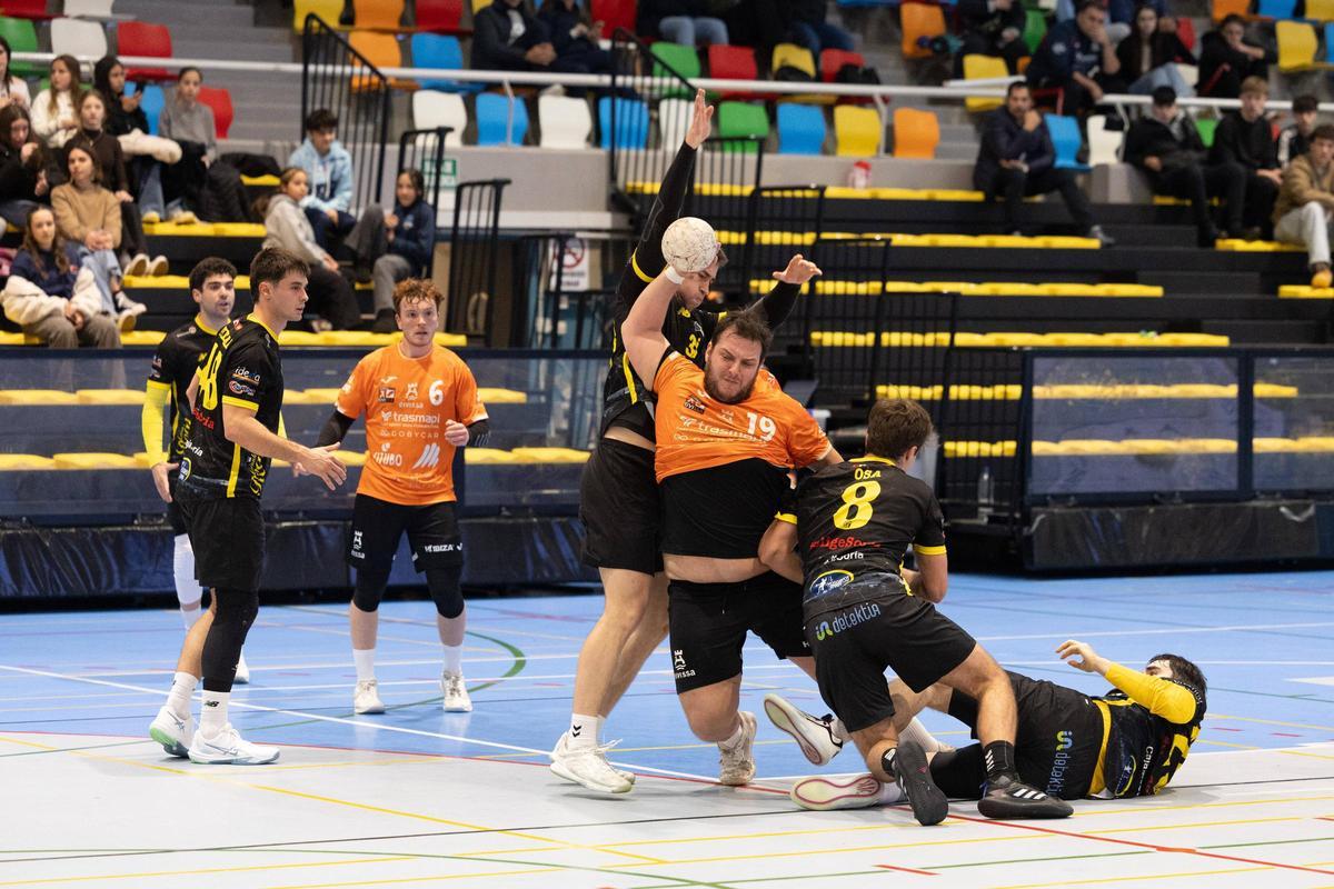 Todas las imágenes del partido de balonmano de Eivissa Handbol Trasmapi contra Soria