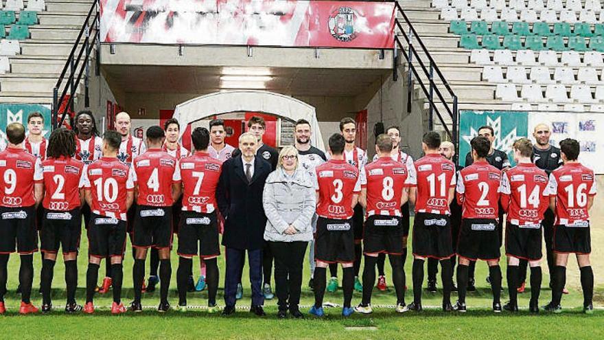 A la izquierda, presentación de la nueva camiseta de esta temporada del Zamora CF.