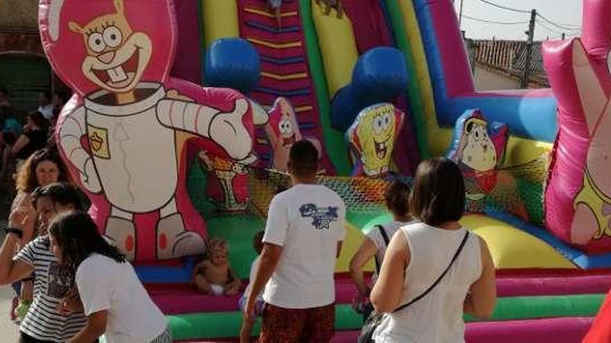 Jóvenes y mayores disfrutan con las actividades festivas.