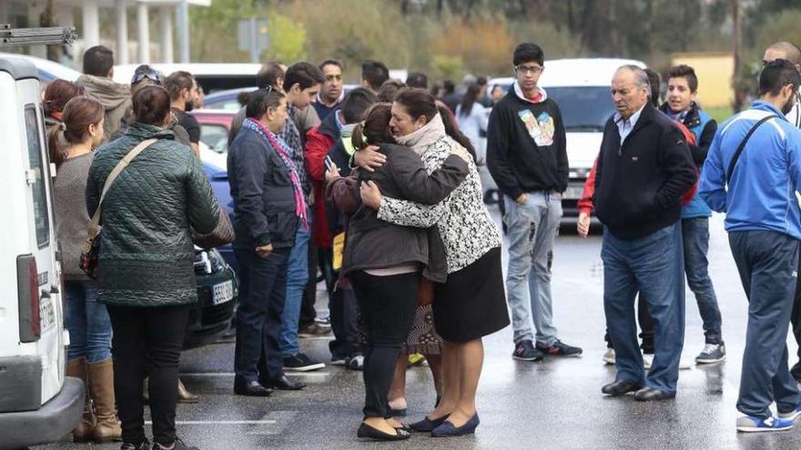 Unas mujeres se despiden, ayer, antes de partir con sus familias desde Porriño. // Adrián Irago