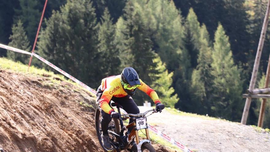 Ángel Suárez, durante su descenso en Leogang. // @RFECiclismo