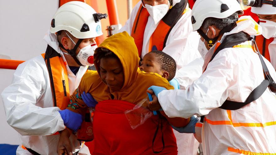 Rescatan a una mujer embarazada y 42 magrebíes que se dirigían a Gran Canaria