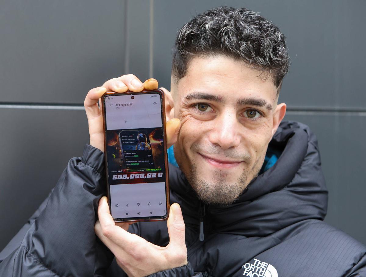 Óscar Mosquera muestra la aplicación donde aparece su premio.