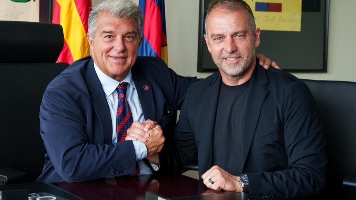 Laporta y Flick tras firmar la renovación del técnico por el Barça hasta 2027. Laporta y Flick tras firmar la renovación del técnico por el Barça hasta 2027.
