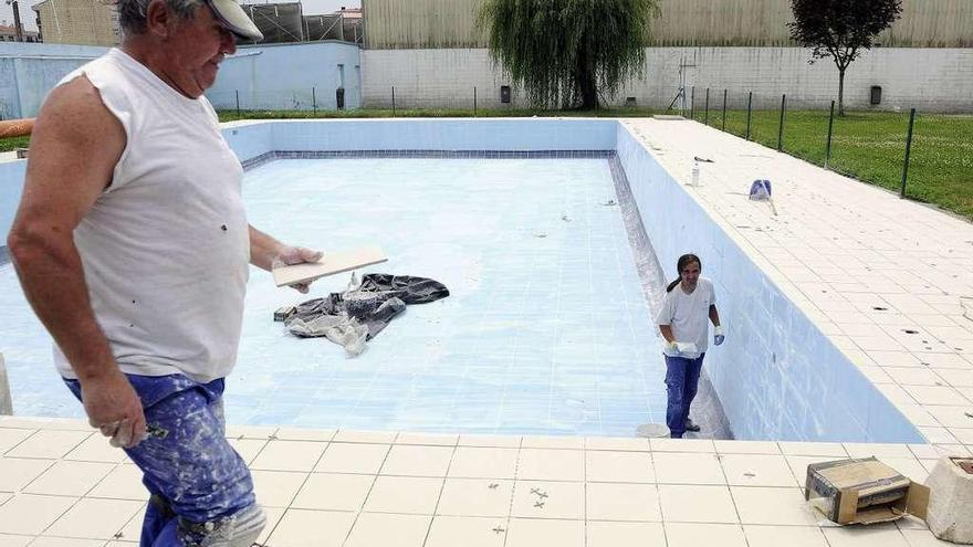 Trabajos de reforma del vaso de la piscina de Silleda. // Bernabé/Javier Lalín