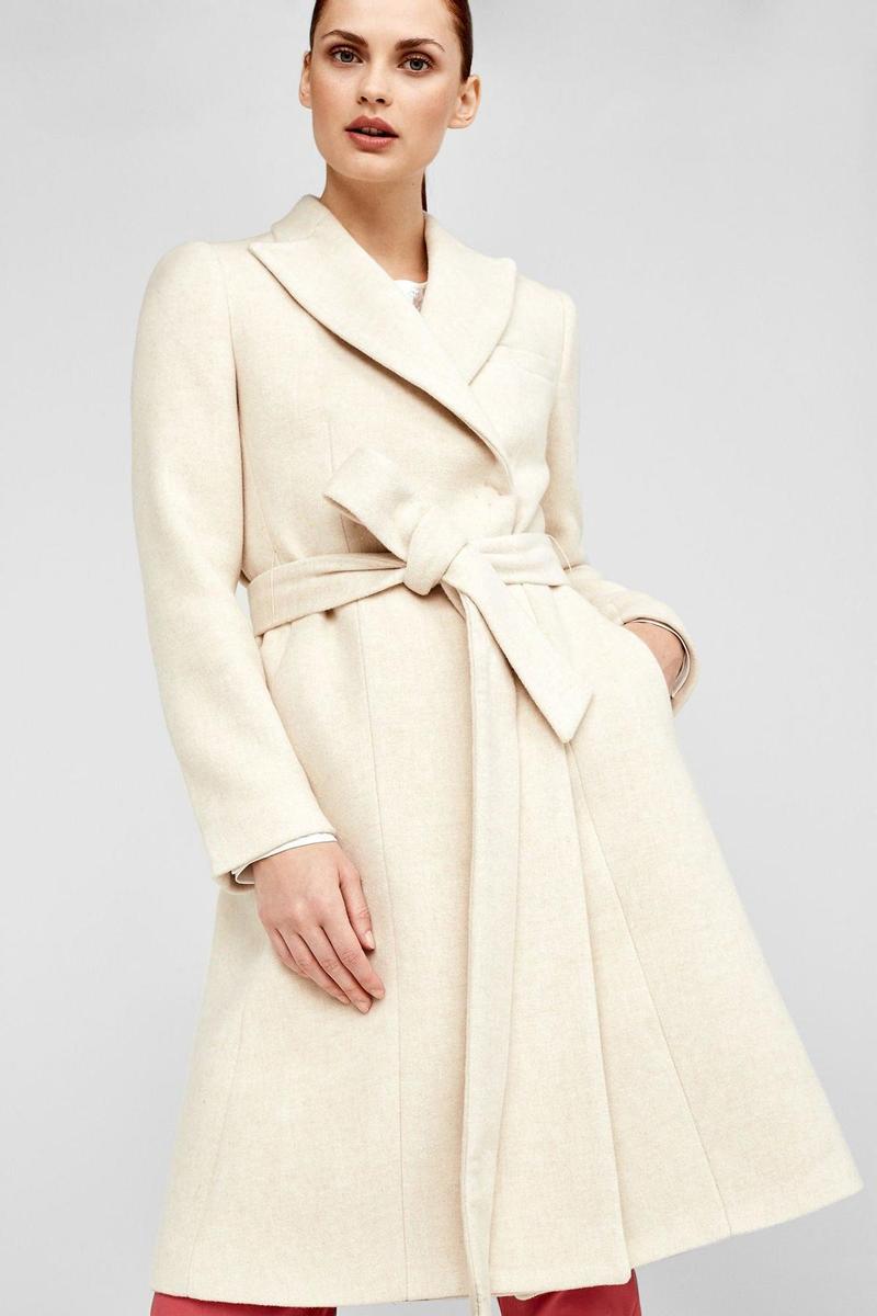 Abrigo blanco con solapas de Pedro del Hierro (Precio: 202 euros)
