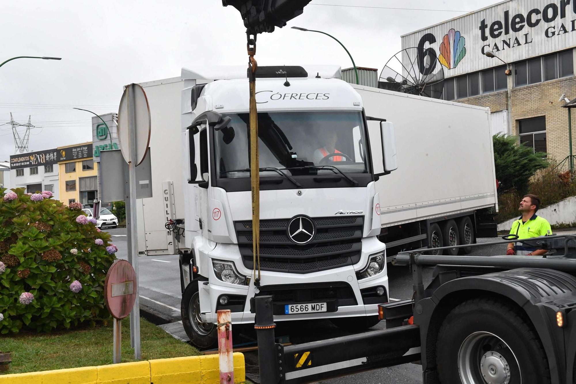 Un tráiler queda atascado en Pocomaco e interrumpe el tráfico en los accesos al polígono